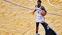 Pebasket Brooklyn Nets, Kyrie Irving saat tampil pada laga lanjutan NBA 2020/2021, Sabtu (20/03/2021) pagi WIB. (JULIO AGUILAR / GETTY IMAGES NORTH AMERICA / GETTY IMAGES VIA AFP)