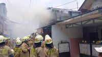Kebakaran terjadi di sebuah rumah tinggal di Jalan Moh Soleh I, RT 12 RW 08, Kelurahan Kramat, Kecamatan Senen, Jakarta Pusat, Senin (15/9/2025). (Foto: Istagram @humasjakfire).