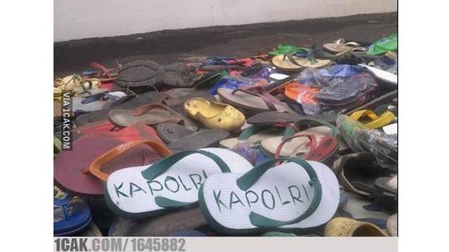 6 Nama Orang di Sandal Jepit Ini Curi Perhatian, Maling Senyum Tipis