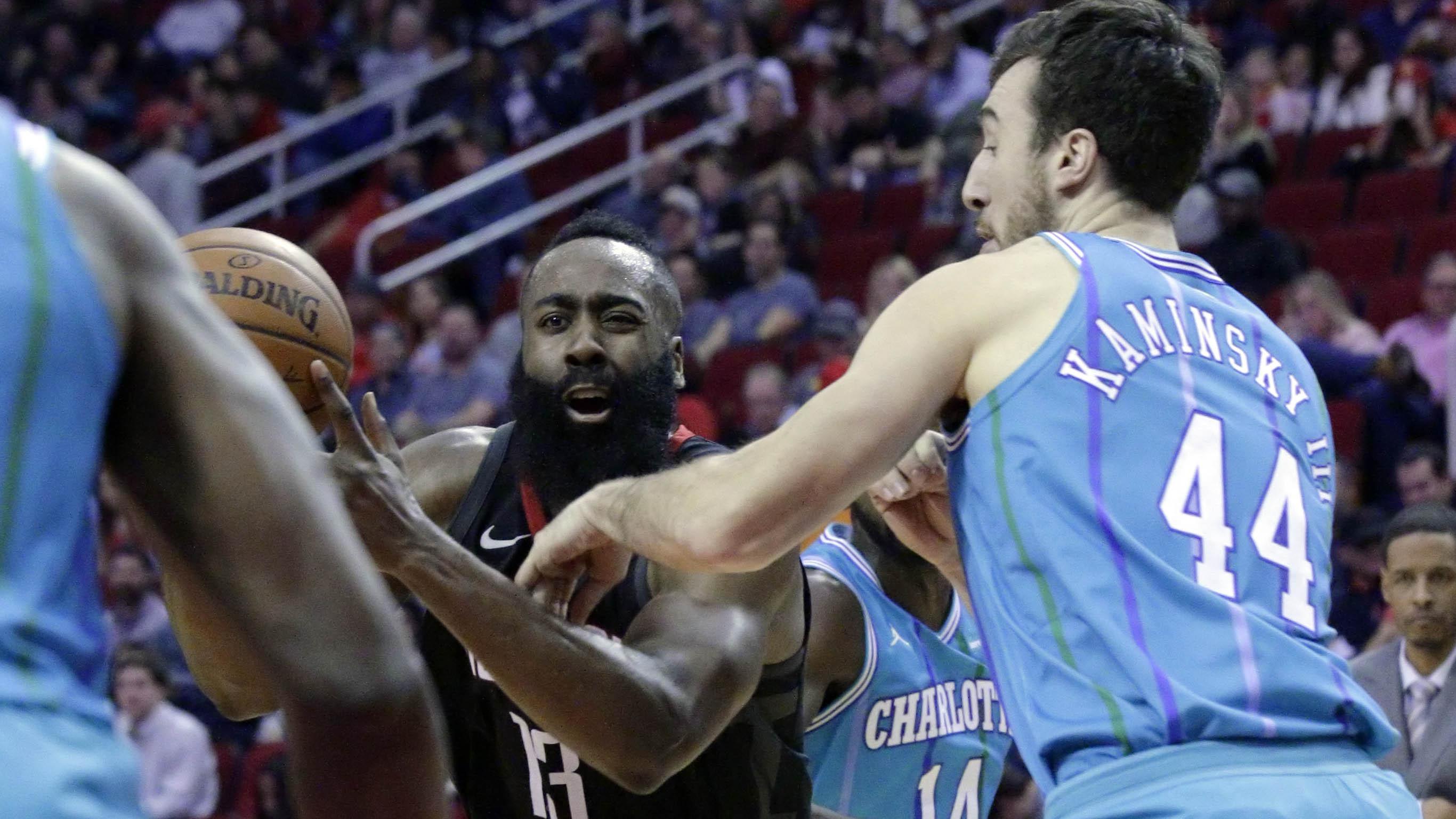 Pebasket Houston Rockets, James Harden, berusaha melewati pebasket Charlotte Hornets, Frank Kaminsky, pada laga NBA di Stadion Toyota Center, Kamis (14/12/2017). Houston Rockets menang 108-96 atas Charlotte Hornets. (AP/Michael Wyke)
