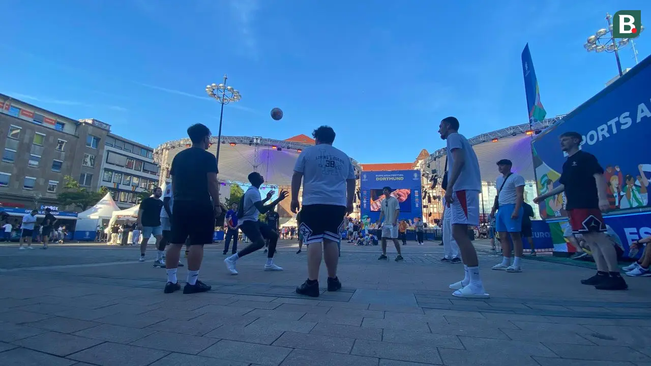 Sekumpulan remaja asyik main juggling bola di fan zone Euro 2024 di Friedensplatz, Dortmund