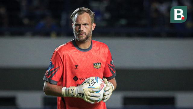 Foto: Aksi Solid Kiper Asing Dewa United, Sonny Stevens sebelum Akhirnya Dibobol Tendangan Ezra Walian di BRI Liga 1 2023 / 2024
