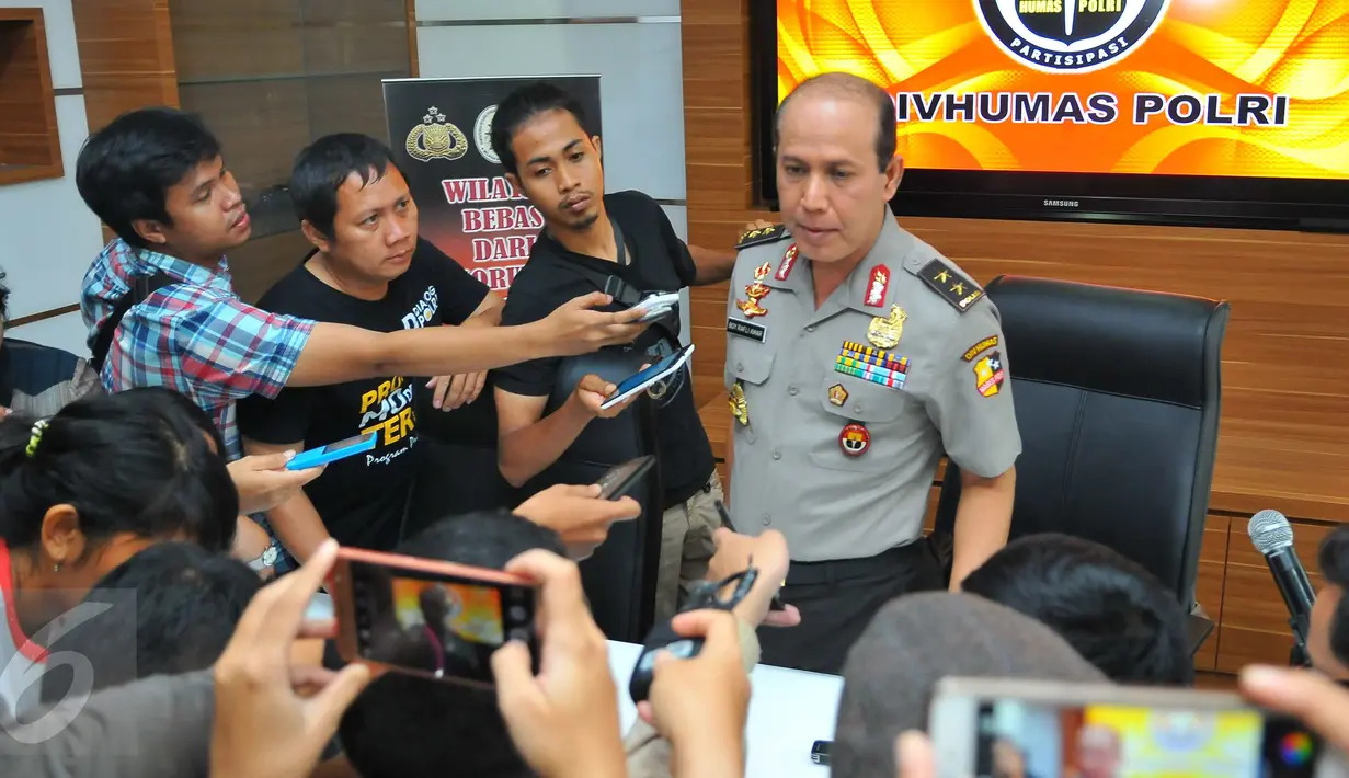Sejumlah wartawan saat bertanya kepada Kadiv Humas Mabes Polri, Irjen Boy Rafli Amar terkait pelaku penyebar isu Rush Money di Mabes Polri, Jakarta, Sabtu (26/11). (Liputan6.com/Angga Yuniar)