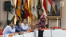 Komisioner KPU, Wahyu Setiawan (kanan) berbincang bersama perwakilan parpol jelang rapat bersama, Jakarta, Rabu (27/2). Rapat membahas jadwal kampanye, rapat umum serta sosialisasi fasilitasi iklan kampanye Pemilu 2019. (Liputan6.com/Helmi Fithriansyah)