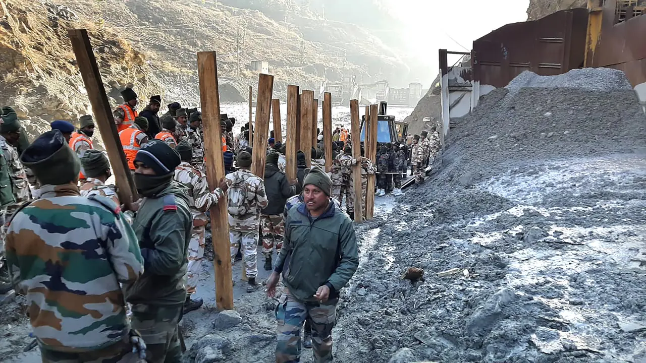 Pencarian Korban Gletser Pecah di Himalaya