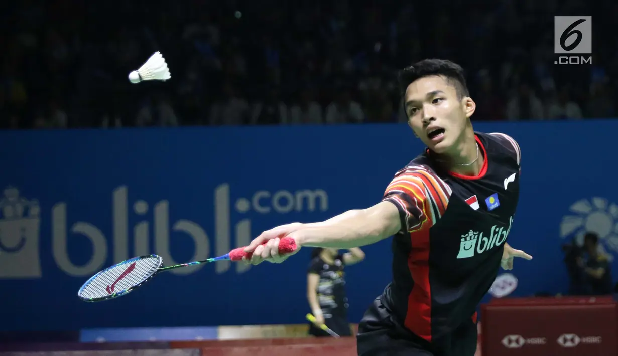 Pebulu tangkis tungal putra Indonesia, Jonatan Christie saat melawan Chou Tien Chen (Taiwan) di perempat final Indonesia Open 2019 di Istora Senayan, Jakarta, Jumat (19/7/2019). Jonatan Christie kalah 16-21, 21-18, 21-14. (Liputan6.com/Helmi Fitrhiansyah)