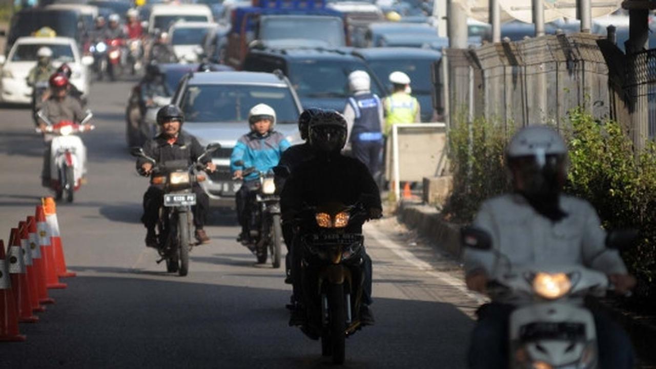 Pemandangan sepeda motor masuk Tol JORR depan Citos