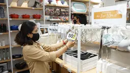 Konsumen melihat produk di gerai IUIGA AEON Mall Sentul City, Bogor, Jumat (19/03/2021). Pembukaan gerai ke-3, IUIGA juga mengenalkan pilihan pembayaran baru dengan metode cicilan dengan bunga 0 persen dan potongan harga 10 persen dan tambahan 50 persen selama bulan Maret. (Liputan6.com/HO/Ruru)