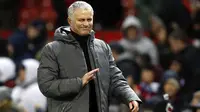 Ekspresi pelatih Manchester United, Jose Mourinho saat memimpin timnya melawan Brighton pada lanjutan Premier League di Old Trafford, Manchester,(25/11/2017). Manchester United menang tipis 1-0. (Martin Rickett/PA via AP)