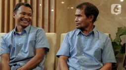 Dua ABK WNI yang berhasil dibebaskan dari penyanderaan Abu Sayyaf di Filipina saat upacara serah terima di Kementerian Luar Negeri , Jakarta, Kamis (26/12/2019). Maharudin Lunani (48) dan Samiun Maneu (27) diserahkan kepada keluarga oleh Menteri Luar Negeri Retno Marsudi (Liputan6.com/Faizal Fanani)