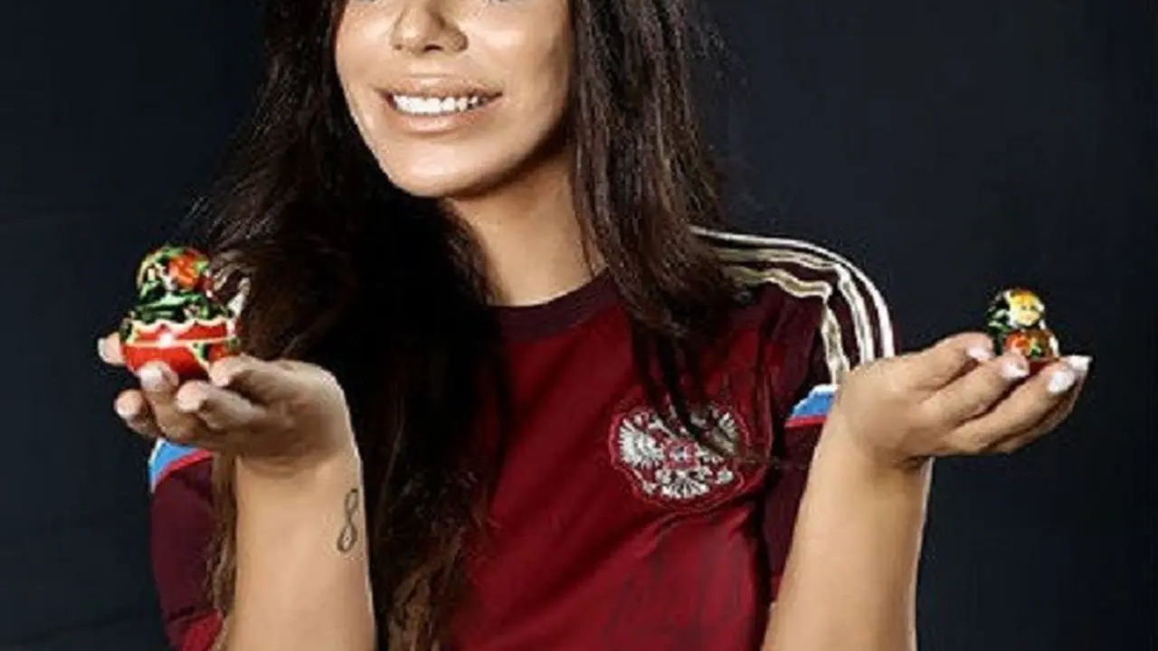 Suzy Cortez promosikan Piala Dunia 2018. (via. The Sun)
