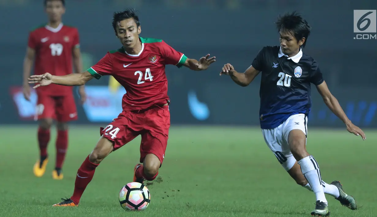 Pemain tengah Timnas Indonesia, Fadhil Sausu (kiri) berebut bola dengan pemain Kamboja, Sos Suhana pada laga persahabatan di Stadion Patriot Candrabhaga, Bekasi, Rabu (4/10). Timnas Indonesia menang 3-1. (Liputan6.com/Helmi Fithriansyah)