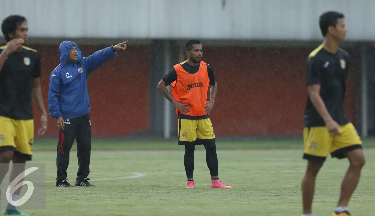 Pelatih Mitra Kukar, Jafri Sastra (kedua kiri) memberi arahan saat uji lapangan jelang laga Piala Presiden 2017 di Stadion Maguwoharjo, Sleman, Jumat (3/2). Mitra Kukar akan melawan Persegres di partai pertama. (Liputan6.com/Helmi Fithriansyah)