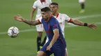 Penyerang Atletico Madrid, Luis Suarez dan bek Sevilla, Diego Carlos berebut bola pada pekan ke-29 Liga Spanyol di Wanda Metropolitano, Madrid, Senin (5/4/2021) dini hari WIB. Tandang ke markas Sevilla, Atletico Madrid kalah dengan skor 0-1. (AP Photo/Angel Fernandez)