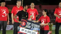 Penyerahan hadiah untuk peraih gelar top scorer Liga 3 2017, Minggu (17/12/2017). (Bola.com/Ronald Seger Prabowo)