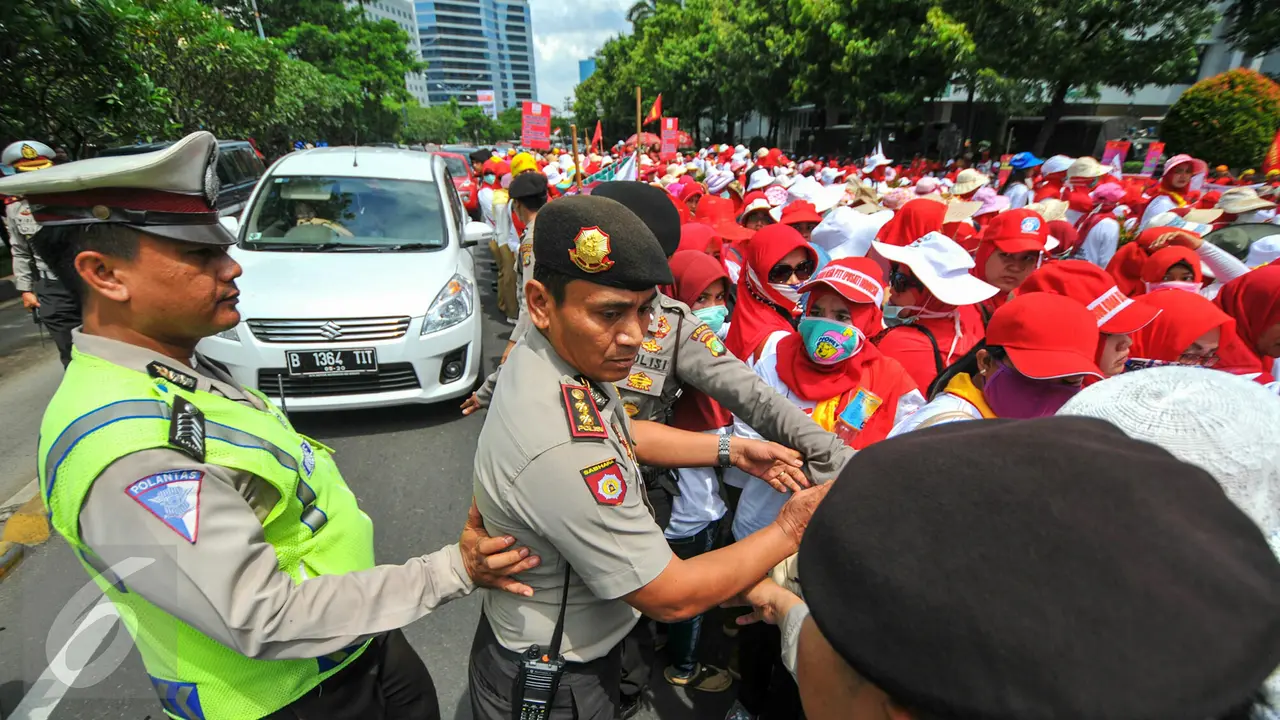 20160405-Berusaha Tutup Jalan, Demo Bidan Desa Diwarnai Saling Dorong-Jakarta