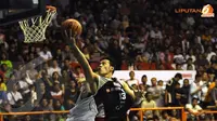 Pebasket Aspac Jakarta Ebrahim Lopez (13) melakukan lay-up ke jala Satria Muda Britama dalam laga lanjutan NBL (Liputan6.com/Helmi Fithriansyah)