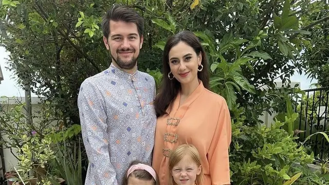 10 Potret Seleb Rayakan Lebaran dengan Keluarga, Outfitnya Kompak