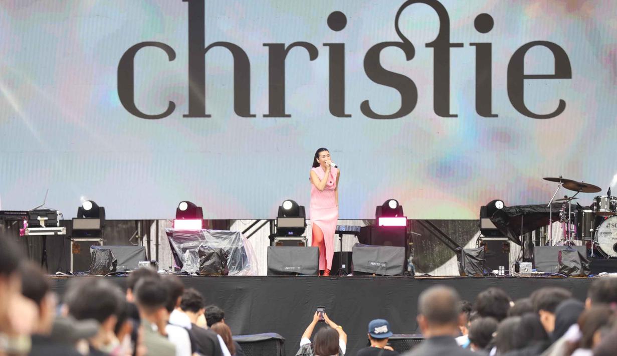 Penonton tetap setia berada di depan panggung meski harus mengenakan jas hujan karena cuaca yang kurang bersahabat. Tampak dalam foto, penyanyi Christie saat tampil dalam gelaran KapanLagi Buka Bareng (KLBB) Festival 2026 hari pertama di Stadion Madya, Kompleks Gelora Bung Karno, Senayan, Jakarta, Sabtu 28 Februari 2026. (Fimela.com/Adrian)