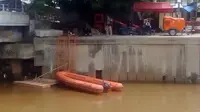 Salah satu perahu karet yang diterjunkan untuk mencari Bripka Taufik di Sungai Ciliwung telah 'balik kanan'. (Putu Merta Surya Putra/Liputan6.com)