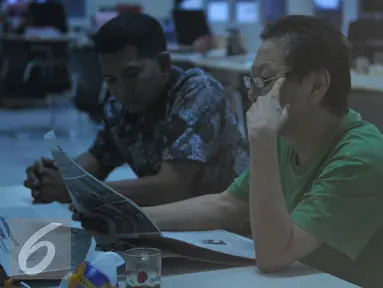 Hendra sudjana alias mingkeng tersangka kasus dwelling time berada diruang pidsus kejaksaan tinggi DKI Jakarta, Jumat (25/9/15). Hendra ditetapkan sebagai tersangka dalam kasus dwelling time di Pelabuhan Tanjung Priok. (Liputan6.com/Gempur M Surya)