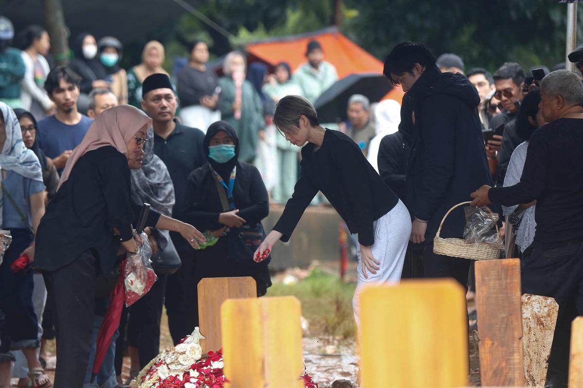 FOTO: Hujan Iringi Pemakaman Vidi Aldiano