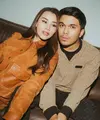 Bersandar di bahu Thariq, Aaliyah Massaid kenakan jaket kulit warna cokelat. Sementara Thariq tampil santai dengan sweater dual tone bernuansa cokelat [@aaliyah.massaid]