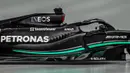 Tampak samping mobil baru Mercedes-AMG F1 W14 pada acara peluncuran yang berlangsung di Silverstone, Inggris, Rabu (15/02/2023). Mercedes tetap mempertahankan konsep sidepod ramping dari musim lalu, tetapi telah melakukan perubahan cukup signifikan pada desain seperti di sekitar bodywork pada penutup mesin. (AFP/Mercedes)