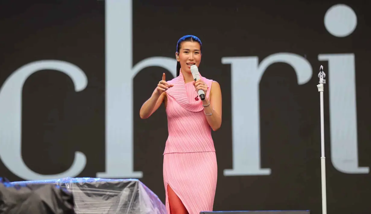 Christie yang tampil cantik dengan busana yang modis langsung menyapa para penggemarnya dengan lagu pembuka berjudul Seribu Kali Cinta. Tampak dalam foto, penyanyi Christie saat tampil dalam gelaran KapanLagi Buka Bareng (KLBB) Festival 2026 hari pertama di Stadion Madya, Kompleks Gelora Bung Karno, Senayan, Jakarta, Sabtu 28 Februari 2026. (Fimela.com/Adrian)