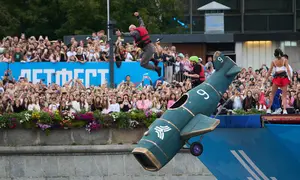 Seorang peserta melompat dari wahana terbang rakitannya saat festival olahraga Letfest di Muzeon Art Park, Moskow, Sabtu, 22 Agustus 2026. (Foto AP/Alexander Zemlianichenko)