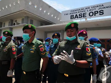 Tim SAR TNI saat bersiap menerima 4 jenazah penumpang AirAsia QZ8501, Surabaya, Kamis (1/1/2015). (Liputan6.com/Johan Tallo)