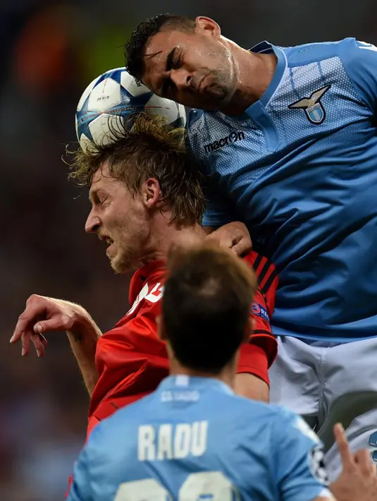 Bek Lazio, Mauricio (kanan) berduel bola udara dengan penyerang Leverkusen, Stefan Kiessling pada leg kedua Liga Champions di Leverkusen, Jerman, (26/8/2015). Leverkusen menang atas Lazio dengan skor 3-0. (AFP PHOTO/Patrik STOLLARZ)
