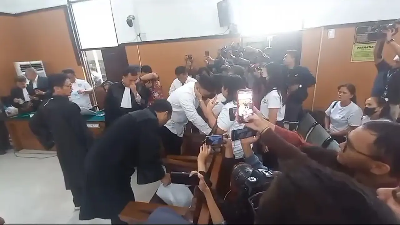 Tangis Shane Lukas dan keluarga pun pecah setelah ketua majelis hakim menutup sidang
