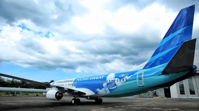 Pesawat dengan livery POCARI SWEAT