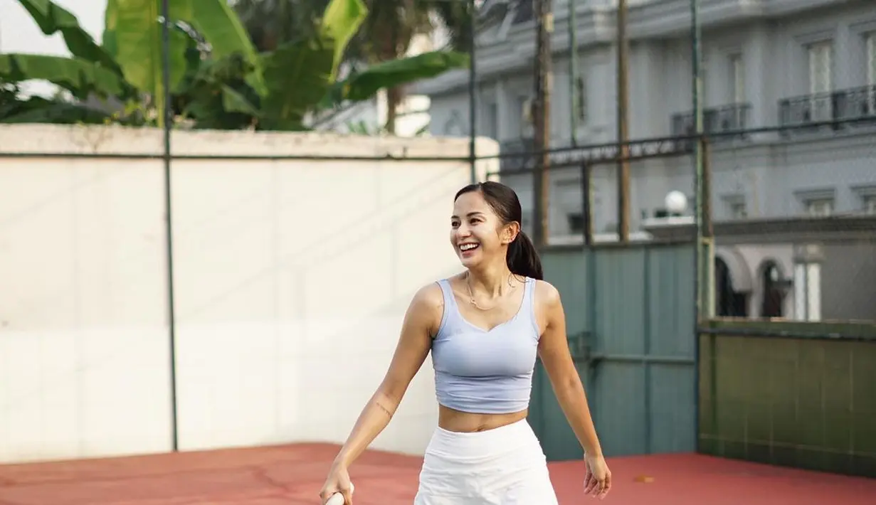 Kirana Larasati tampil memadukan crop top, mini skirt, dan sneakers bertali hijau. @kiranalarasati.