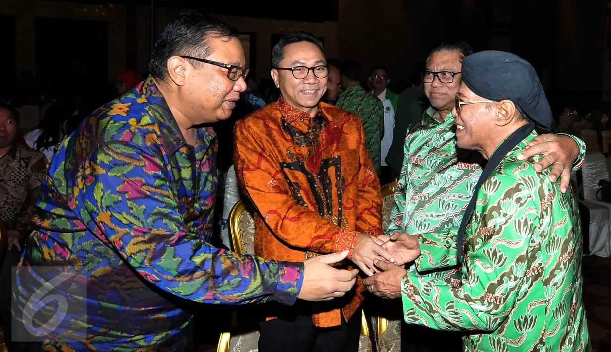 Menteri Koperasi dan UKM Anak Agung Gede Ngurah Puspayoga, Ketua MPR RI Zulkifli Hasan dan Wakil Ketua MPR RI Oesman Sapta Odang saat menghadiri acara Pengukuhan Himpunan Kerukunan Tani Indonesia (HKTI) di Jakarta, Kamis (28/1). (Liputan6.com/Johan Tallo)