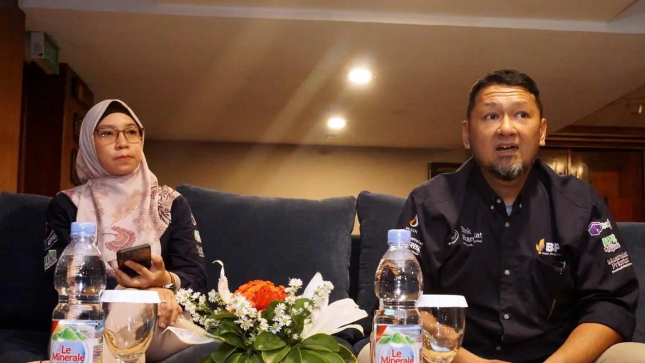 Head of Islamic Business & SME Agus Andipratama Amir (kanan) dan Head of Consumer Financing Business Astri Piesca Rini (kiri) menjawab pertanyaan awak media di sela kegiatan silaturahmi dan peresmian kerja sama produk pembiayaan Prohajj Plus di Bandung.