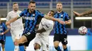 Bek Inter Milan,Stefan de Vrij (kiri) berebut bola dengan Alassane Plea dari Borussia Moenchengladbac pada matchday pertama Grup B Liga Champions di Giuseppe Meazza, Kamis (22/10/2020) dini hari WIB. Inter Milan harus puas bermain imbang 2-2 saat menjamu tamunya Monchengladbach (AP Photo/Luca Bruno)