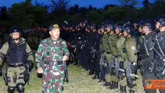 Citizen6, Pulau Seribu: Sebelum upacara penutupan, Panglima TNI didampingi Kasal, Kasau, Irjen TNI, para Asisten Panglima TNI, Kapuspen TNI dan rombongan lainnya menyaksikan Pasukan Khusus TNI melaksanakan penerjunan. (Pengirim: Badarudin Bakri)