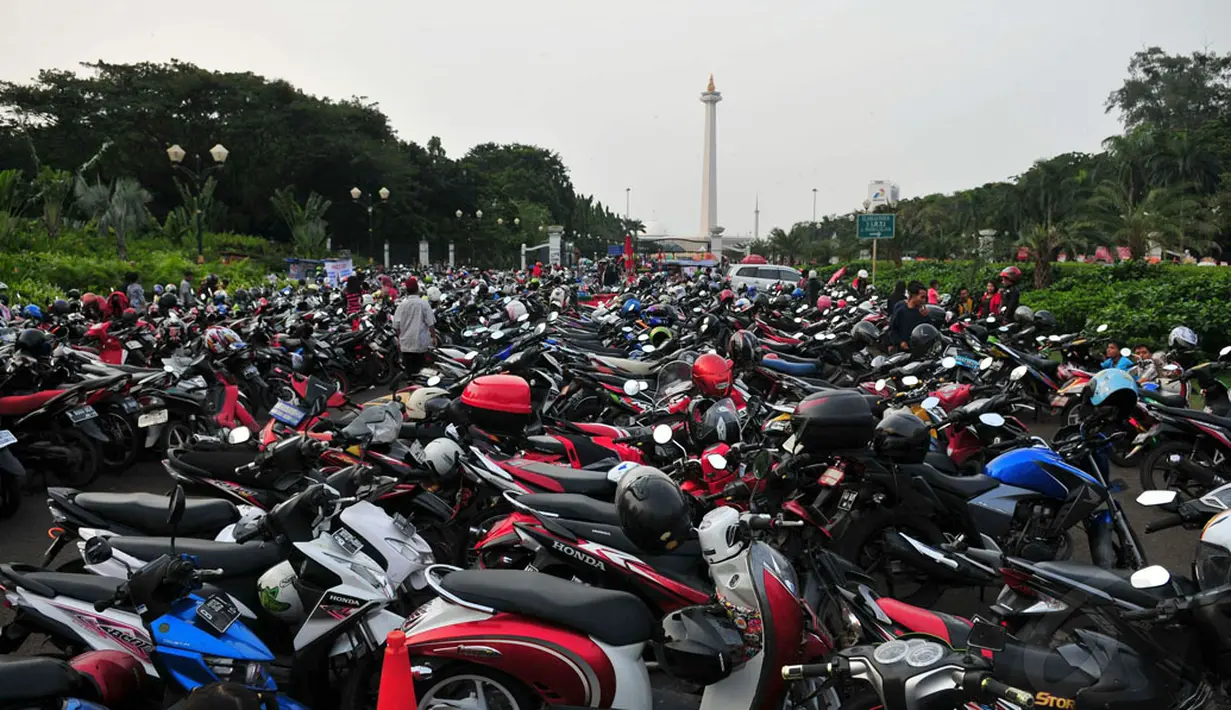 Ratusan sepeda motor memenuhi salah satu pelataran pintu masuk Monumen Nasional, Jakarta, (30/7/2014). (Liputan6.com/Johan Tallo)
