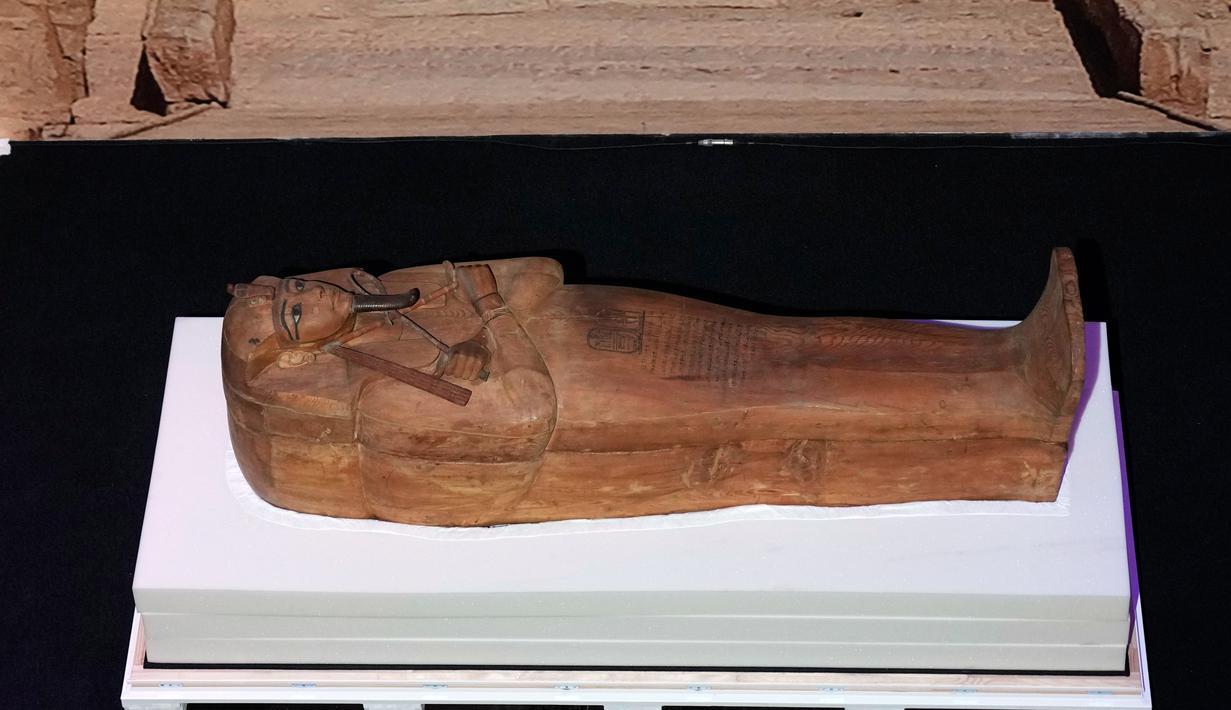 Pihak berwenang Mesir telah membuat pengecualian dalam meminjamkan sarkofagus kayu cedar bercat kuning ke Prancis. Isyarat itu menandai rasa terima kasih Mesir kepada Prancis, di mana para ilmuwan mengawetkan mumi Raja Ramses II dengan mengobatinya dari jamur ketika dipamerkan pada tahun 1976. (AP Photo/Christophe Ena)