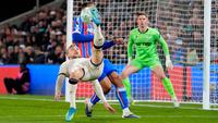 West Ham hanya puas meraih satu poin saat bertandang ke markas Crystal Palace dalam laga lanjutan Liga Inggris di Selhurst Park, London, Inggris, Senin (20/04/2026) waktu setempat. (AP Photo/Jordan Pettitt)