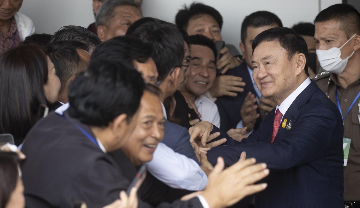 Kepulangannya sang taipan terjadi beberapa jam sebelum parlemen Thailand akan memilih perdana menteri baru. (AP Photo/Wason Wanichakorn)