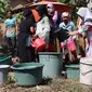 Masyarakat di 6 Kecamatan di Bondowoso menunggu droping air bersih dari Polres Bondowoso (Istimewa)