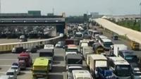 Volume kendaraan di Tol Cikarang Utama mengalami peningkatan dibanding kemarin. Sementara itu, arus balik di Cikampek mulai padat.  
