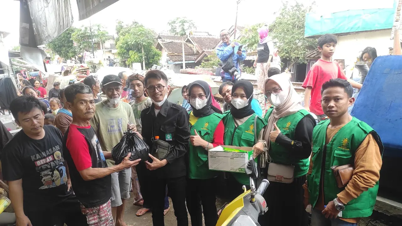 Para relawan Lembaga Kesehatan Nadhalatul Ulama (NU) PC Garut memberikan pengobatan gratis dan paket sembako dan alat kebersihan bagi korban banjir blok Ciwalen Garut. (Liputan6.com/Jayadi Supriadin)