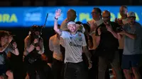 Bintang sepak bola Brasil, Neymar, melambaikan tangan kepada para penggemar saat perkenalannya sebagai pemain baru tim Santos di Stadion Urbano Caldeira di Santos, negara bagian Sao Paulo, Brasil pada 31 Januari 2025. Bintang Neymar menandatangani kontrak "enam bulan" pada hari Jumat dengan Santos dari Brasil, klub yang membentuknya dan tempat ia kembali setelah masa mengecewakannya di sepak bola Arab, menurut wakil presiden tim negara bagian Sao Paulo. (NELSON ALMEIDA/AFP)