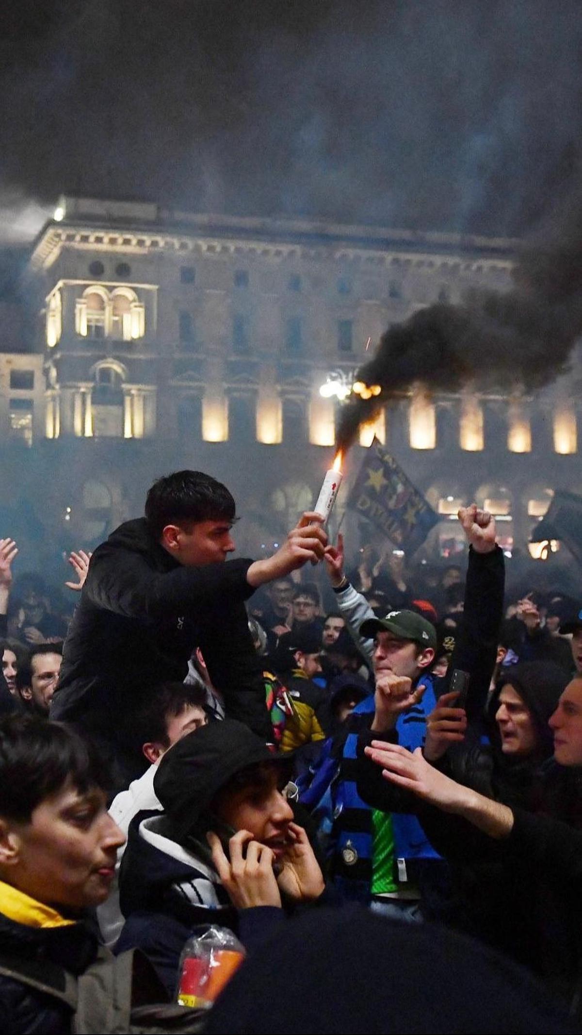 Suasana perayaan kemenangan Inter Milan terlihat sangat meriah dilakukan para suporter di sana.