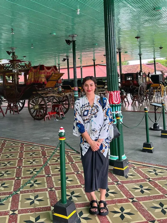 6 Potret Nora Alexandra Liburan ke Jogja Tanpa Suami, Tetap Tegar