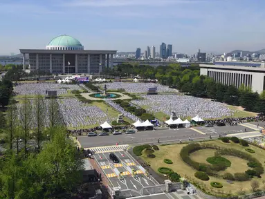 Suasana acara demonstrasi Taekwondo di luar gedung Majelis Nasional Korea Selatan di Seoul (21/5). Acara ini melibatkan sekitar 10.000 peserta termasuk anak-anak yang bertujuan memperkenalkan taekwondo sebagai seni bela diri. (AFP Photo/Jung Yeon-je)